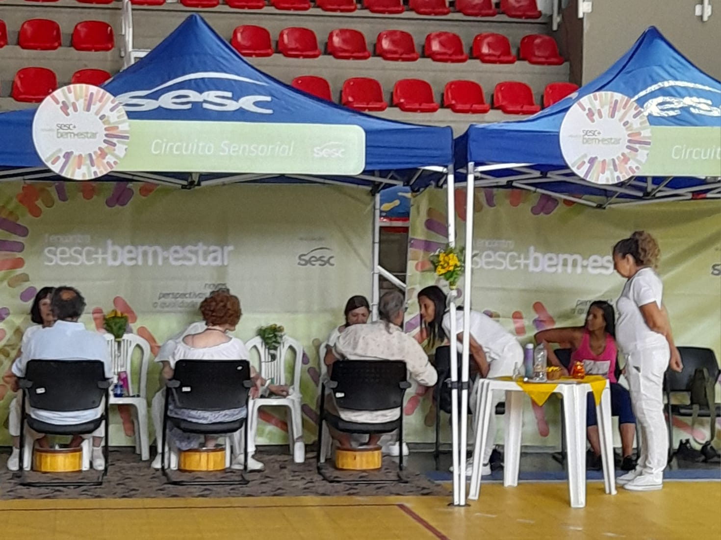 Reflexologia podal aplicada durante circuito de bem-estar
