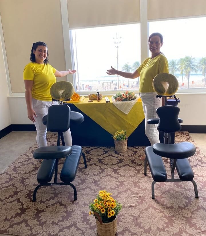 Equipe Self pronta para atendimento de shiatsu em evento corporativo