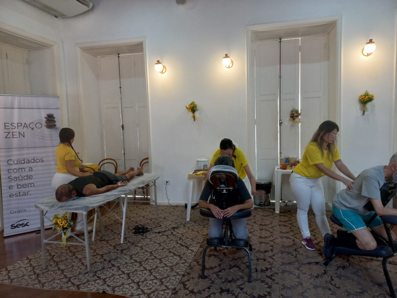 Sessão de quick massagem realizada durante evento corporativo