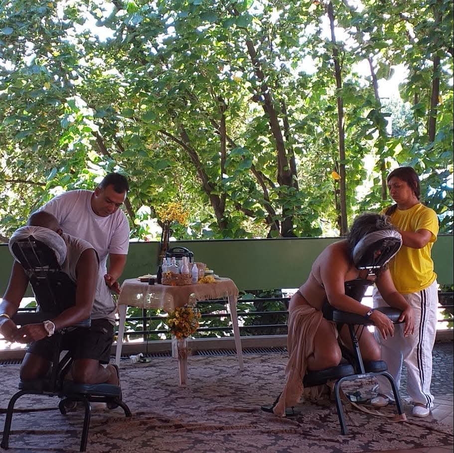 Shiatsu ao ar livre em meio à natureza durante ação corporativa