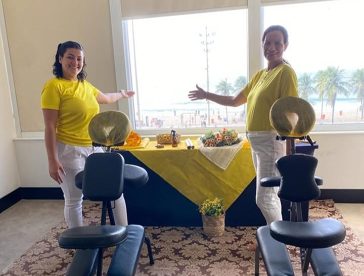 Terapeutas Self Bem-Estar com cadeiras de quick massagem